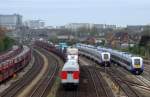 Eine SyltShuttle Autozug fährt auf den Bahnhof Westerland(Sylt) zu.