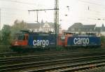Zwei SBB Cargo Loks im Bahnhof Worms im Herbst.2009