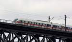 Ein ICE von Aarhus nach Berlin Hbf bei seiner �berfahrt �ber die Rendsburger Hochbr�cke.
