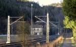 Die Sonne bestrahlt die Elektromasten der Frankenwaldbahn.