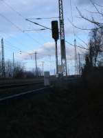 Um das Einfahrsignal A von Bergen/Rügen fotografieren zu wollen,muß man schon ein Ende laufen.Aufgenommen am 09.Februar 2014.