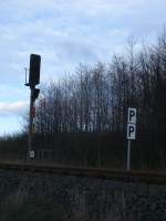 Doppelpfeiftafel am Einfahrsignal B für die Züge aus Richtung Putbus in Bergen/Rügen am 09.Februar 2014.