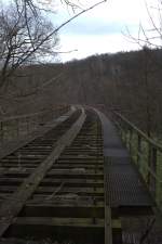 Blick  auf das �berschreitbare, da nicht abgesperrte , alldings nicht mehr  befahrbare, Bogenviadukt bei K�nigsbr�ck.