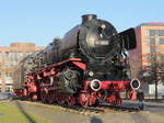 Außerlich  gepflegt präsentierte sich immer wieder  sehenswert die 011063 auf dem Denkmalsockel vor dem Hauptbahnhof in Braunschweig. Aufnahme vom 21. Juli 2017.
