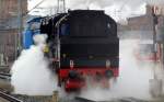 Mit viel Dampf verl�sst das Gespann bestehend aus einer V100-Ost, einem Tender der 01 0509-8 und der 92 994-7 den Bahnhof Bamberg am 21.Januar 2014.