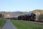 Gef�hlte 60 Mann standen am Sonntag in Strand um 01 0509-8 und 35 1097-1 auf dem Weg nach Decin zu fotografieren.