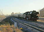 03 2155-4 mit einem Sonderzug aus Berlin zur Weiterfahrt nach Wernigerode am 03. Dezember 2016 in Halberstadt.