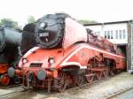 18 201 im roten Farbkleid am 30.08.2003 zum Bahnhofsfest in der Lutherstadt Wittenberg. 