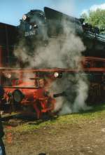 23 042 stand im Jahr 2005 bei den Bahnwelttagen in Darmstadt Kranichstein wieder unter Dampf(Gescannt)