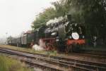 38 1182 war im Jahr 1998 mit dem Tausendtürenzug zwischen Föttstädt und Friedrichroda unterwegs.Hier im Bahnhof Friedrichroda.An der Lok war ein Schild wo drauf stand 150,das bedeutet