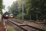 38 1182 und eine Straßenbahn im Wettrennen zwischen Rheinhardsbrunn und Schnepfenthal