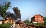 Mit gro�er Dampffahne bereitet sich 38 1182-5 auf die Abfahrt aus Fr�ttst�dt Richtung Gotha vor.