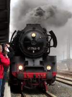 41 1144-9 kommt mit dem Rodelblitz vom Bw her an den Bahnsteig gerollt.