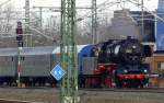 Die 50 3708 fährt mit einem Sonderzug an Leipzig Nord vorbei.