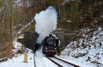50 3501 (MDV) auf Bergfahrt zwischen Gr�fenroda und Gehlberg beim verlassen des Tunnel am Zwang 02.04.2016