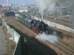 Am 29.Oktober 2011 dampfte 52 8177 unter der Br�cke in Berlin Warschauer Stra�e hindurch.