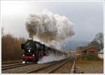 Mit m�chtiger Rauchfahne durchf�hrt die Betzdorfer 52 8134-0 am 01.12.2013 Herdorf, hier kurz hinter dem Bahnhof.