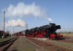 52 8177-9 und 52 8184-5 zusehen mit einem G�terzug beim Bw Fest in Sta�furt am 29.03.14.