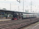 Im Bahnhof Berlin Schönefeld Flughafen steht der Sonderzuges der Dampflokfreunde Berlin e.V mit 52 8131-6 der WFL am 15. April 2018. 