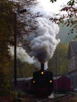 99 5906-5 nimmt mit P 8951 die Steigung hinter Mägdesprung am 18.10.14 in Angriff