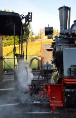 99 4511-4 mit dem Wagenpark zusammen gekuppelt am morgen des 24.10.2015 in Jöhstadt.