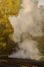 99 4511-4 rangierte am 24.10.2015 mit viel Dampf über den Steinbacher Bahnhof.