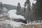 99 222 stampft mit N 8903 vor dem Gasthaus Drei-Annen Bergauf am 04.01.2016.