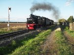 99 4652 mit ihrem Personenzug am 02.10.2016 vor dem zwischen Thondorf und Siersleben gelegenen mit Halbschranke gesicherten Bahn�bergang.