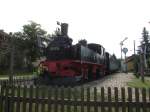 99 534 steht mit ihrem Zug am ehemaligen Bahnsteig von Geyer am 17.Juli.2013