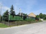 99 534 steht mit ihrem Zug auf Gleis 1 in Geyer am 17.Juli.2013