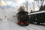 Bei langsam untergehender Sonne verl�sst 99 582 den Bahnhof Sch�nheide nach St�tzengr�n.