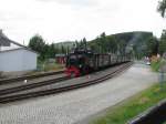 99 785 steht mit P 1007 in Neudorf am Bahnsteig am 14.Juli.2013