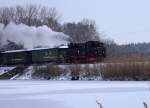 Ein Blick auf den Bahndamm Dippelsdorfer Teich wo 99 1777-4 mit ihrem Zug dar�ber f�hrt.