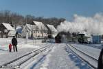 Am Morgen des 20.12.2009 kommt 99 786 mit einem morgendlichen Personenzug aus Cranzahl in Hammerunterwiesenthal eingefahren.