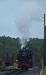 99 1772-5 rangiert am 25.10.2015 an den P 1010 in Oberwiesenthal.