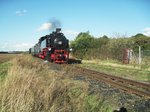 Lok 12 mit ihrem Personenzug am 02.10.2016 vor dem zwischen Thondorf und Siersleben gelegenen mit Halbschranke gesicherten Bahn�bergang.