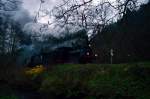 Die Lok  Speyerbach  des Eisenbahnmuseum Neustadt war am 30.11.2014 mit einem Sonderzug auf dem Kuckucksb�hnel unterwegs.Hier bei der Ausfahrt aus Erfenstein.