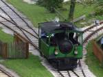 Die kleine Dampflokomotive der Chiemseebahn beim Umsetzen im Bahnhof Prien-Stock. Aufgenommen im September 2014.