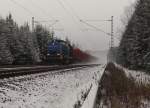 V 1702 (203 103-7) zu sehen mit einem leeren Holzzug in Drochaus/V.