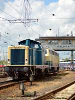 217 014 wurde nach einer kurzen Pause von 212 372-7 abgeschleppt.