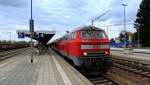 218-471 wartet mit einem RE nach F�ssen in Buchloe auf Ausfahrt.