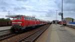 218-472 macht mit einem RE nach Memmingen in Buchloe Station.
