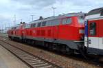 Zwei Dieselloks der Baureihe 218 ziehen den EC 194 aus dem Bahnhof Buchloe nach Z�rich HB.