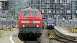 218-430 wartet mit einem RE nach Simbach(Inn) in München Hbf auf Ausfahrt.
