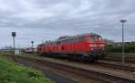 Zwei Dieselloks der Baureihe 218 fahren hinter einem leeren Autozug wieder in Richtung Bahnhof Westerland(Sylt).