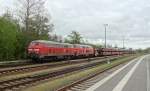 Zwei Dieselloks der Baureihe 218 stehen mit einem Autozug SyltShuttle in Niebüll zur Abfahrt bereit.
