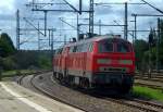 Zwei Dieselloks der Baureihe 218 fahren in Itzehoe von einem InterCity weg, auf ein Abstellgleis.