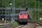 Ein IC nach Stuttgart Hbf fährt mit zwei Dieselloks der Baureihe 218 in den Bahnhof Itzehoe ein.