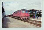 Die DR 120 337-1 wartet mit ihrem G�terzug in G�strow auf die Weiterfahrt.