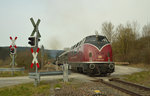 V 200 007 (HEL) am Zugschluss des SDZ bei Dillstädt am 02.04.2016